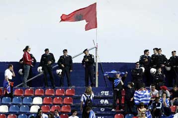 Την αλβανική σημαία έσκισαν οι χούλιγκαν στον αγώνα της Εθνικής Ελπίδων με την Αλβανία