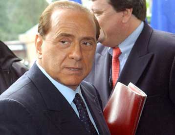 Έντονες αντιδράσεις για το βιβλίο «Ποιος σκότωσε τον Σίλβιο Μπερλουσκόνι;»