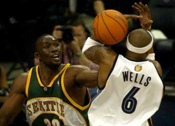 Θέση στα πλέι οφ του ΝΒΑ για τους Σουπερσόνικς μετά τη νίκη επί των Γκρίζλις