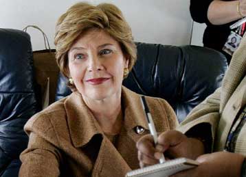 Οικονομική βοήθεια για την εκπαίδευση στις «αποσκευές» της Λόρα Μπους στην Καμπούλ