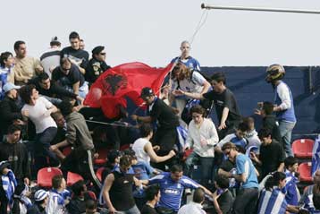 Ποινική δίωξη σε βάρος του νεαρού που έσκισε την αλβανική σημαία