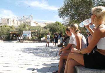 Καθαρά έσοδα 7,4 δισ. ευρώ από τον τουρισμό το 2003