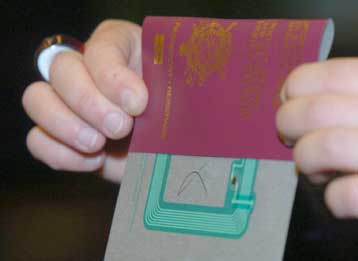 Παράταση στην προθεσμία για την έκδοση των «βιομετρικών διαβατηρίων» ζητά η ΕΕ