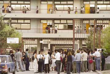 Δύο Σαββατοκύριακα, 77.000 εκπαιδευτικοί και 5.949 θέσεις «στον ήλιο» του ΑΣΕΠ