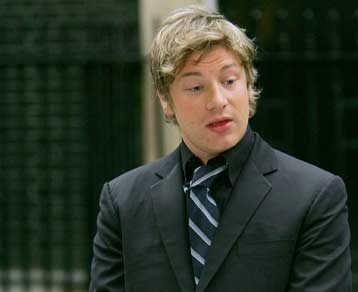 Επιπλέον κονδύλια για καλύτερο σχολικό κολατσιό εξασφάλισε ο Βρετανός σεφ Τζ.Όλιβερ