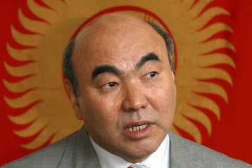 Είναι νωρίς για να επιστρέψει ο Ακάγεφ στο Κιργιστάν, δηλώνει ο πρόεδρος Μπακίγεφ