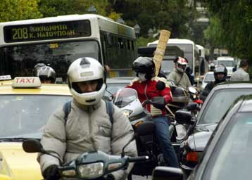 Περίπου 2,5 εκατομμύρια αυτοκίνητα συνωστίζονται στους δρόμους του Λεκανοπεδίου