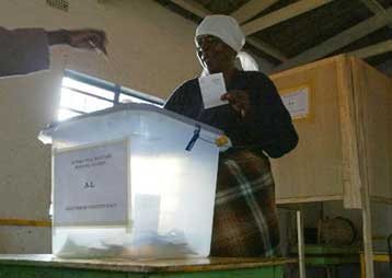 «Ανυπέρβλητη» νίκη αναμένει ο Μουγκάμπε στις αμφισβητούμενες εκλογές της Ζιμπάμπουε