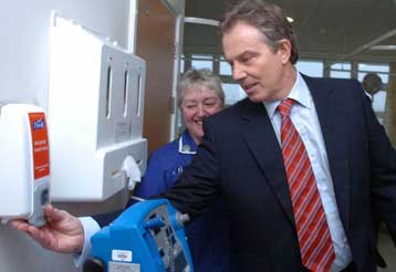 Την πολυαναμενόμενη ημερομηνία των γενικών εκλογών ανακοινώνει ο Τόνι Μπλερ