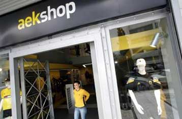 Τραυματίστηκε ο Μπούρμπος στην προπόνηση της ΑΕΚ, με πρόβλημα επιστρέφει ο Κρασσάς