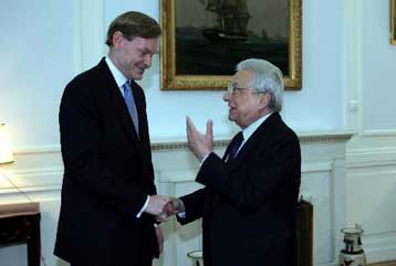 «Ώριμες» πλέον οι σχέσεις με τις ΗΠΑ λέει η Αθήνα