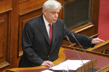 Διαξιφισμοί στη Βουλή για το «βασικό μέτοχο» κατά τη συζήτηση του Ευρωσυντάγματος