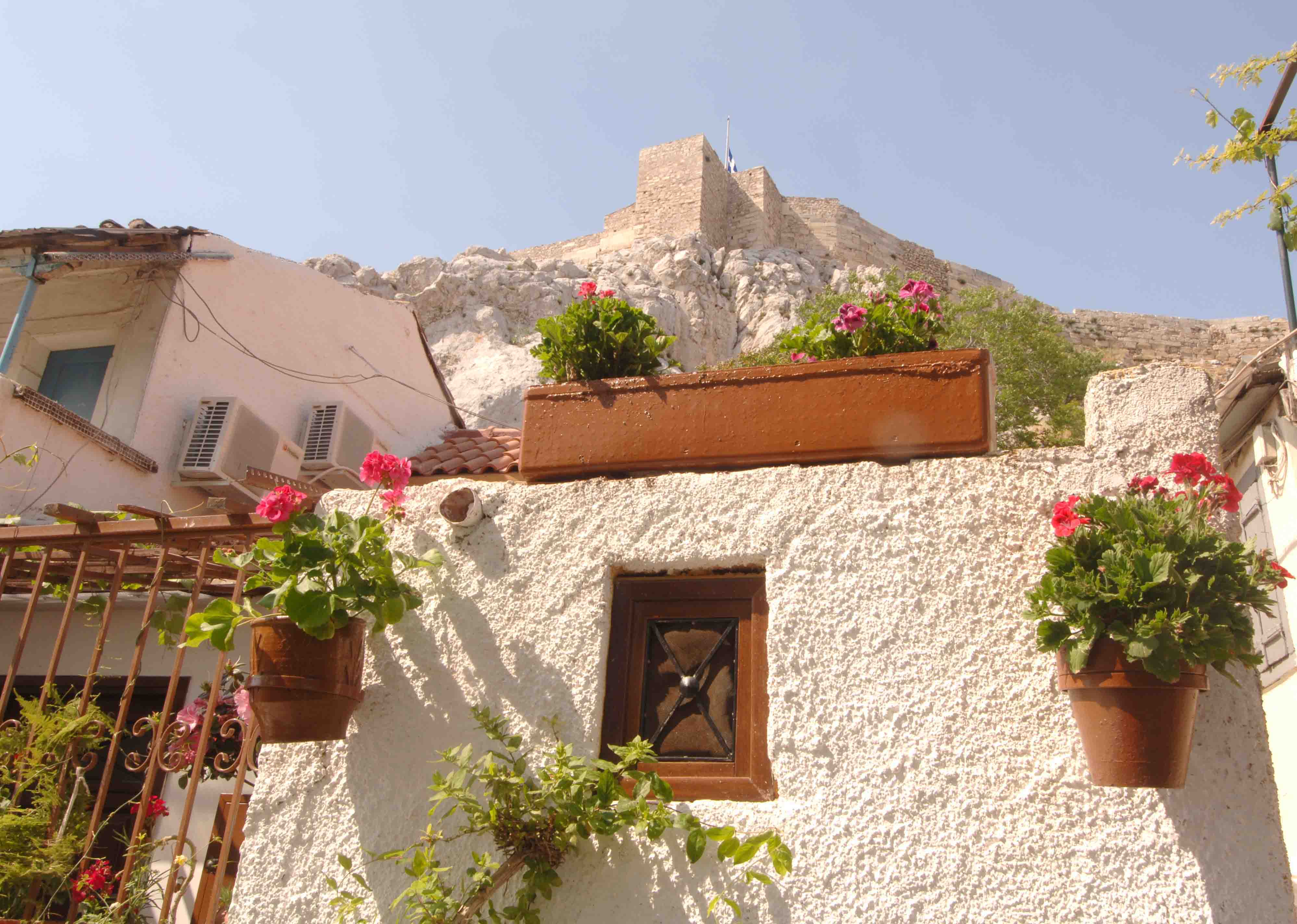 Μια «κυκλαδίτικη βόλτα» στο κέντρο της Αθήνας; Κι όμως γίνεται… αν ο δρόμος σου σε βγάλει στα Αναφιώτικα!