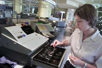 Αντιδρούν οι επαγγελματικοί κλάδοι στην αναπροσαρμογή του ΦΠΑ