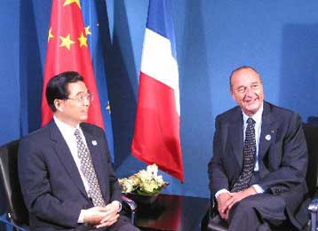 Η Γαλλία επιμένει στην άρση του εμπάργκο όπλων στην Κίνα