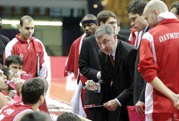 Για ένα ακόμα χρόνο στον πάγκο του Ολυμπιακού ο Γιόνας Kαζλάουσκας