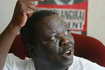 «Θριαμβευτής» των εκλογών στη Ζιμπάμπουε ο Μουγκάμπε