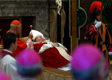 Εκατοντάδες χιλιάδες πιστοί στο Βατικανό για το ύστατο «χαίρε» στον ποντίφικα