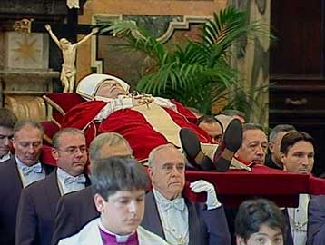 Η σορός του Πάπα σε λαϊκό προσκύνημα στη Βασιλική του Αγίου Πέτρου