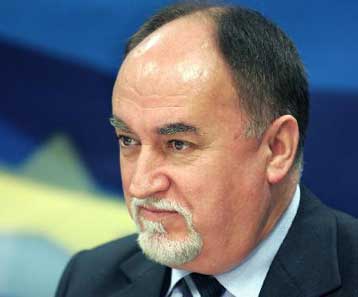 Δεν θα αυξηθούν τα τέλη κυκλοφορίας των ΙΧ την επόμενη διετία, λέει ο Αδάμ Ρεγκούζας