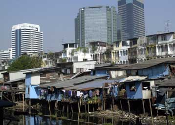 Στα τρία δισ. ο πληθυσμός των παραγκουπόλεων έως τα μέσα του αιώνα