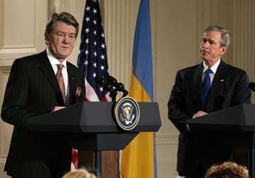 Δεκτή υπό προϋποθέσεις η Ουκρανία στο ΝΑΤΟ, δηλώνει ο Μπους στον Γιουστσένκο