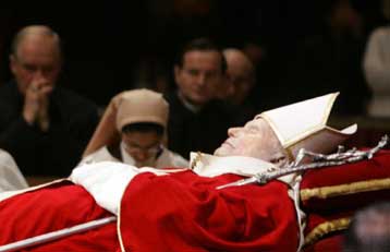 «Θάλασσα» πιστών για το ύστατο χαίρε στον προκαθήμενο της Ρωμαιοκαθολικής Εκκλησίας