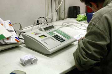 Αδυναμία απορρόφησης της αύξησης του ΦΠΑ δηλώνουν οι εμπορικές επιχειρήσεις