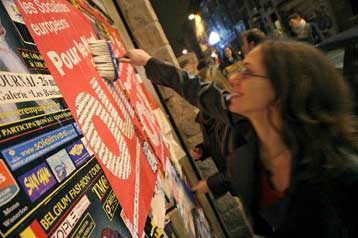 Αντίθετη στη Συνταγματική Συνθήκη της ΕΕ παραμένει η πλειονότητα των Γάλλων