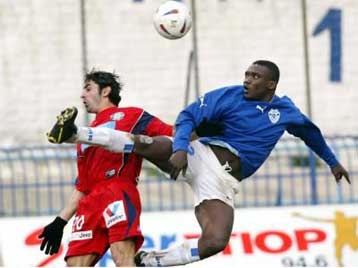 Δεν έχει ξεπεράσει το σοκ ο Αμπονσά, τον στηρίζει ο Ντουμιτρέσκου