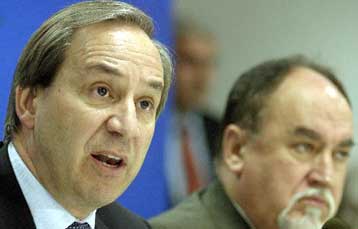 Προς αναστολή βαίνει η μείωση της φορολογίας εισοδήματος το 2006