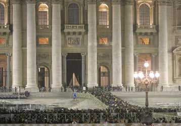 Εκατοντάδες χιλιάδες καθολικοί συρρέουν στην Αιώνια Πόλη για την κηδεία του Πάπα