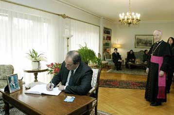 Στο βιβλίο συλλυπητηρίων για τον Πάπα υπέγραψαν οι Κ.Καραμανλής και Γ.Παπανδρέου