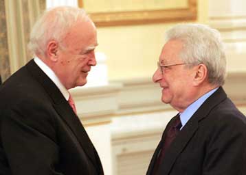 Ενημέρωση Παπούλια από Μολυβιάτη για θέματα εξωτερικής πολιτικής