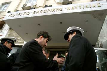 Για παράνομες μεταθέσεις συναδέλφων τους διαμαρτύρονται οι λιμενικοί