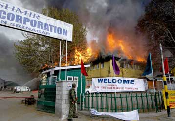 Επίθεση εναντίον σταθμού λεωφορείου στο Κασμίρ με τρεις τραυματίες