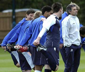 Πρόταση ανανέωσης της συνεργασίας τους έκανε η Τσέλσι στον Μουρίνιο