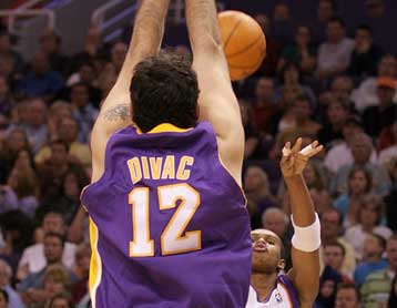 Οριστικά εκτός πλέι οφ οι Λέικερς μετά το τρίποντο «σόου» των Σανς