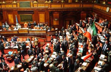 Η Ιταλία γίνεται το πρώτο ιδρυτικό μέλος της ΕΕ, που επικύρωσε το Ευρωσύνταγμα