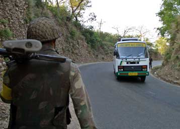 Επεισοδιακή η ιστορική διαδρομή λεωφορείου στις δύο πλευρές του Κασμίρ
