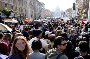 Δίχως προηγούμενο η «επέλαση» πιστών για την κηδεία του Πάπα Ιωάννη Παύλου Β