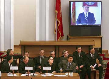 Μαγνητοσκοπημένη αποχαιρετιστήρια ομιλία Ακάγεφ στο Κοινοβούλιο του Κιργιστάν