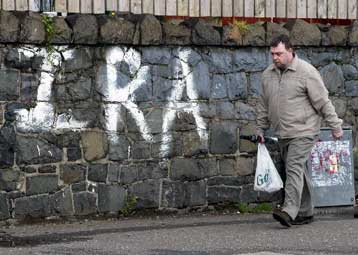 «Εν ευθέτω χρόνω» απαντά ο IRA στην έκκληση του Σιν Φέιν να καταθέσει τα όπλα