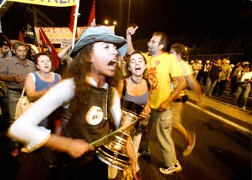 Συγκέντρωση κατά του Ευρωσυντάγματος στα Προπύλαια Πανεπιστημίου Αθηνών