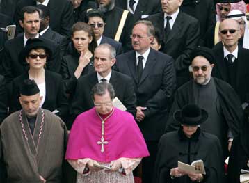 Η Τεχεράνη διαψεύδει χειραψία μεταξύ των ηγετών Ιράν και Ισραήλ στην κηδεία του Πάπα