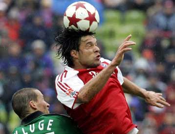 Μόνη πρώτη η Μπάγερν μετά το 3-0 της Στουτγκάρδης επί της Σάλκε