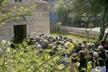 Σε λαϊκό προσκύνημα η σορός του Γρηγόρη Μπιθικώτση
