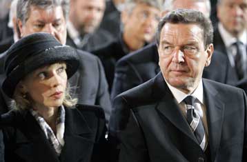 Έχουμε ηθική ευθύνη να θυμόμαστε το Ολοκαύτωμα, λέει ο Γερμανός καγκελάριος