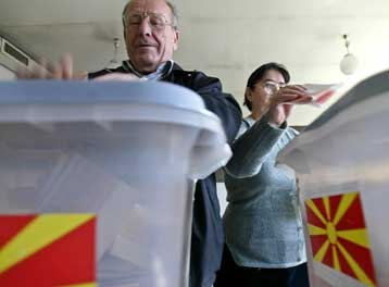 Εύκολη επικράτηση για τον ανεξάρτητο υποψήφιο Τρίφουν Κόστοφσκι στο δήμο Σκοπίων