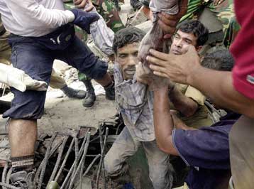 Εκατοντάδες παγιδευμένοι στα συντρίμμια εννιαώροφου εργοστασίου στο Μπαγκλαντές